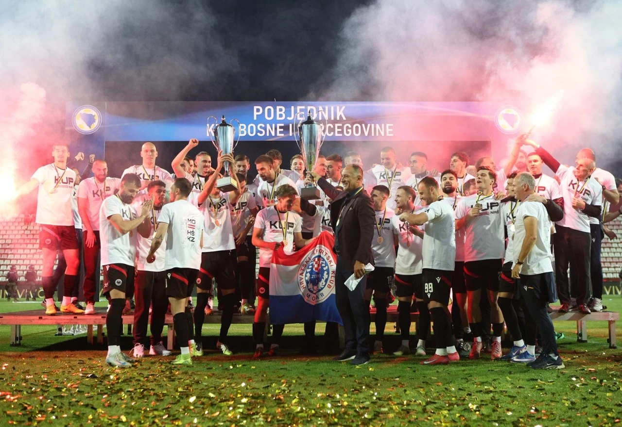 Plemići podigli trofej pobjednika na stadionu Rođeni