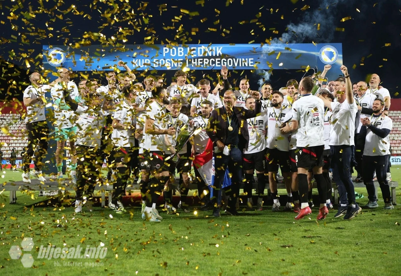 Igrači HŠK Zrinjski Mostar podigli su trofej pobjednika Kupa Bosne i Hercegovine na stadionu Rođeni.