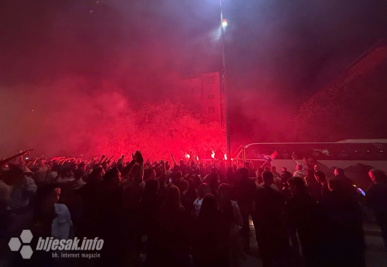 Brojni navijači dočekali su autobus s igračima HŠK Zrinjski u Ulici kralja Tomislava, poznatijoj kao Avenija.