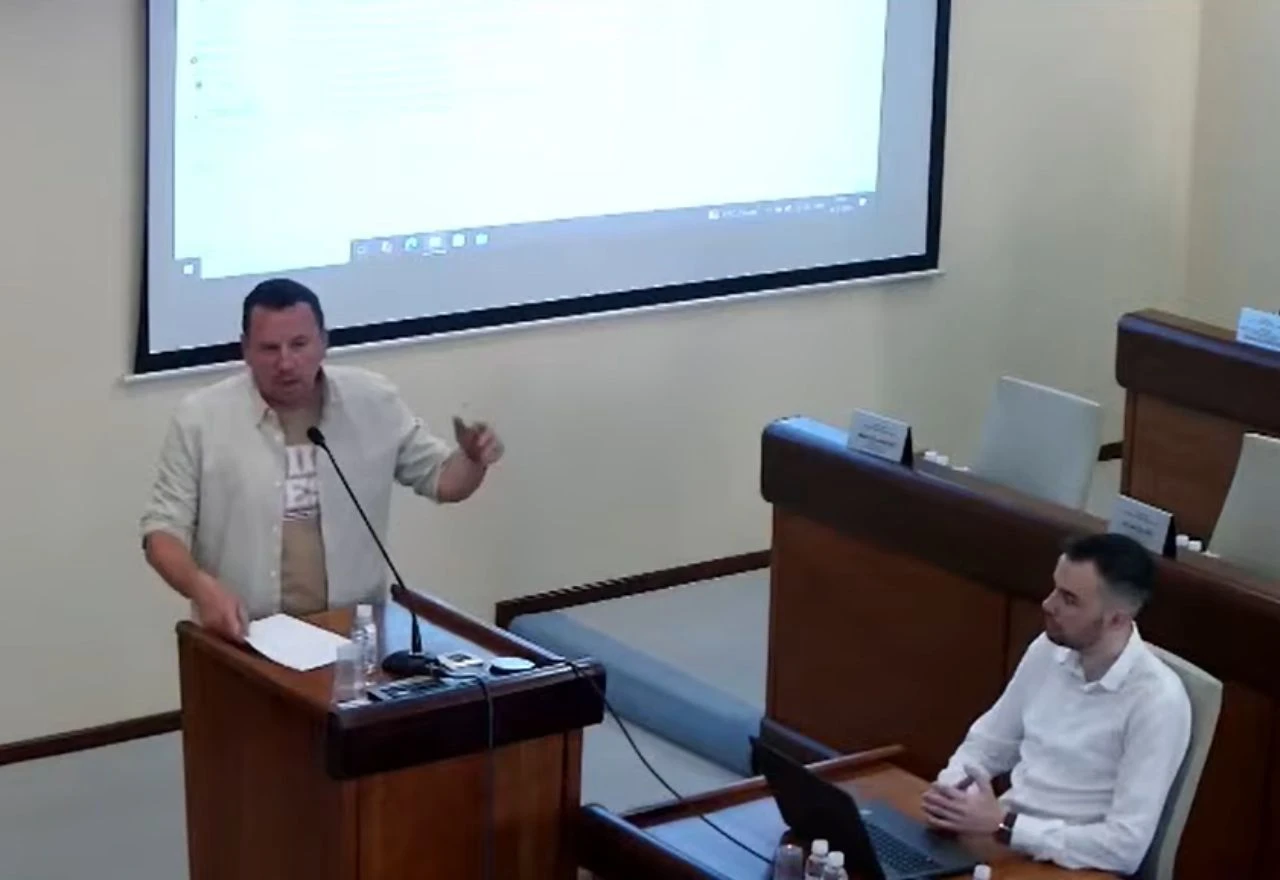 Posebna majica Ultrasa u Gradskom vijeću Mostara dan nakon derbija