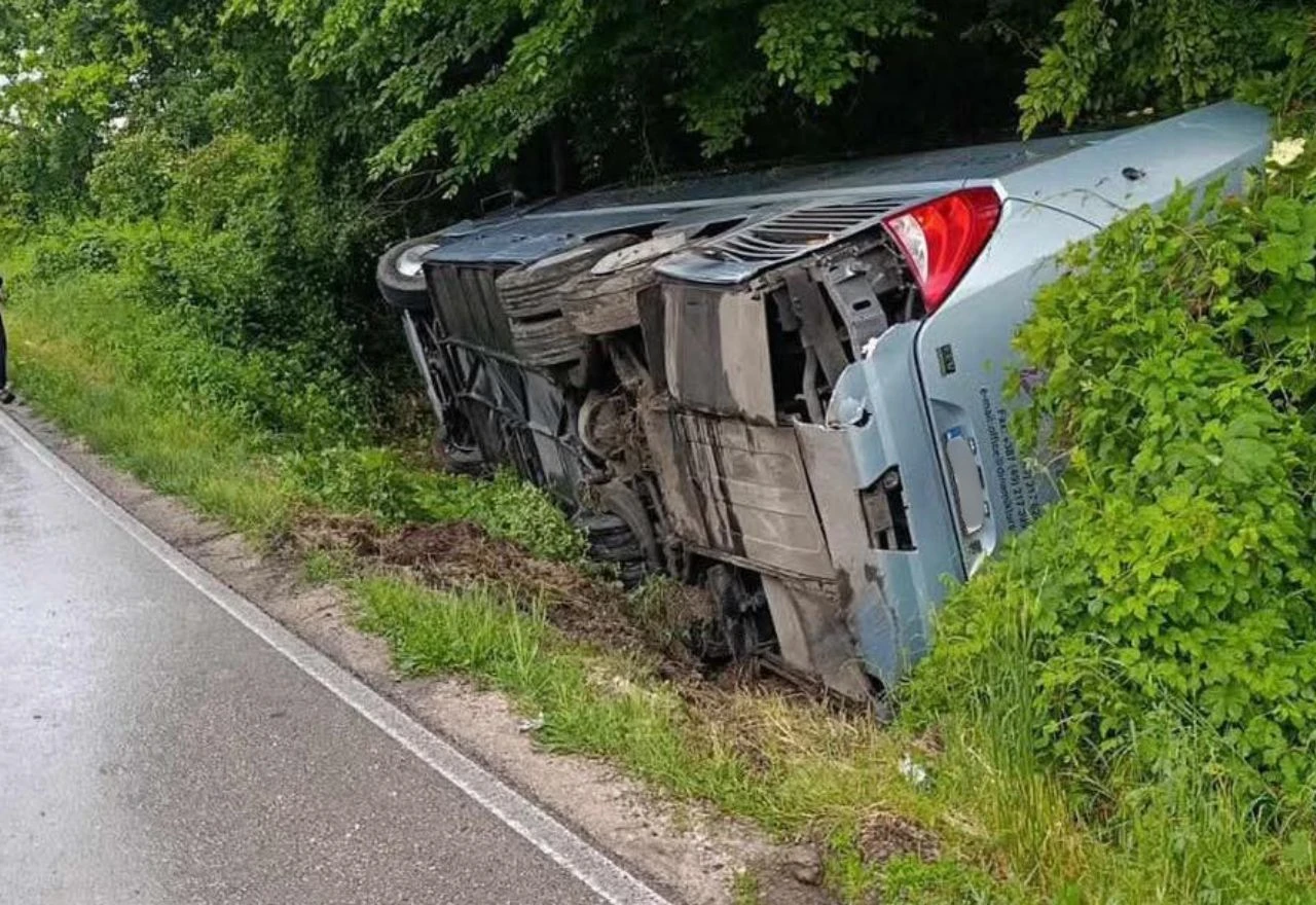 Prevrnuo se autobus u teškoj nesreći na cesti Šamac - Brčko