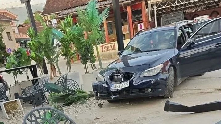 Pijani vozač BMW-om uletio u baštu kafića
