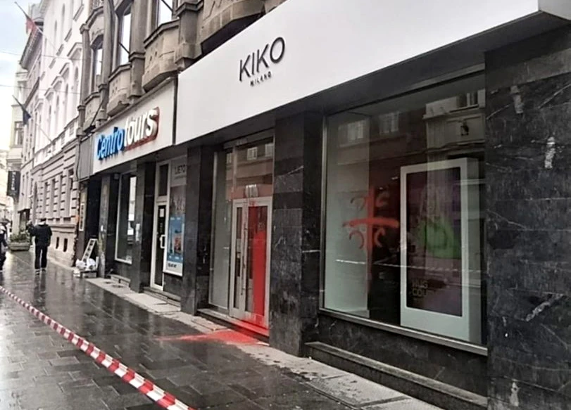 Na srbijanskim radnjama u Sarajevu osvanula boja i grafiti