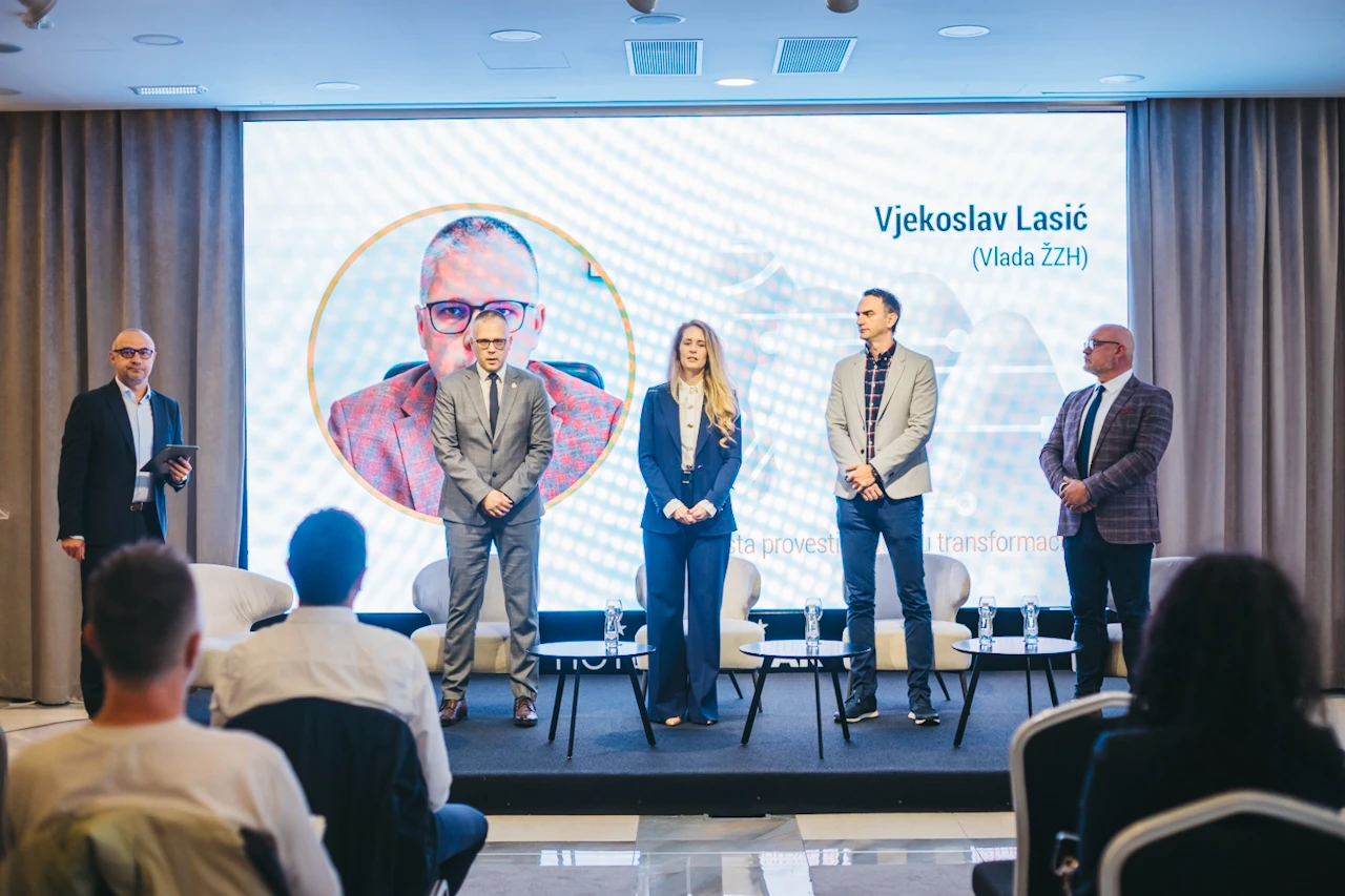 FOTO | Sve više usluga "seli" online: Panel u Mostaru otvorio pitanja zaštite građana