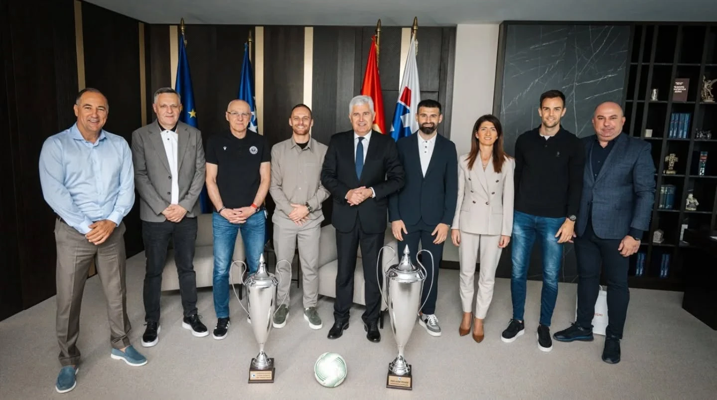 Čović Zrinjskom darovao sliku s Papom, Zrinjski njemu medalju