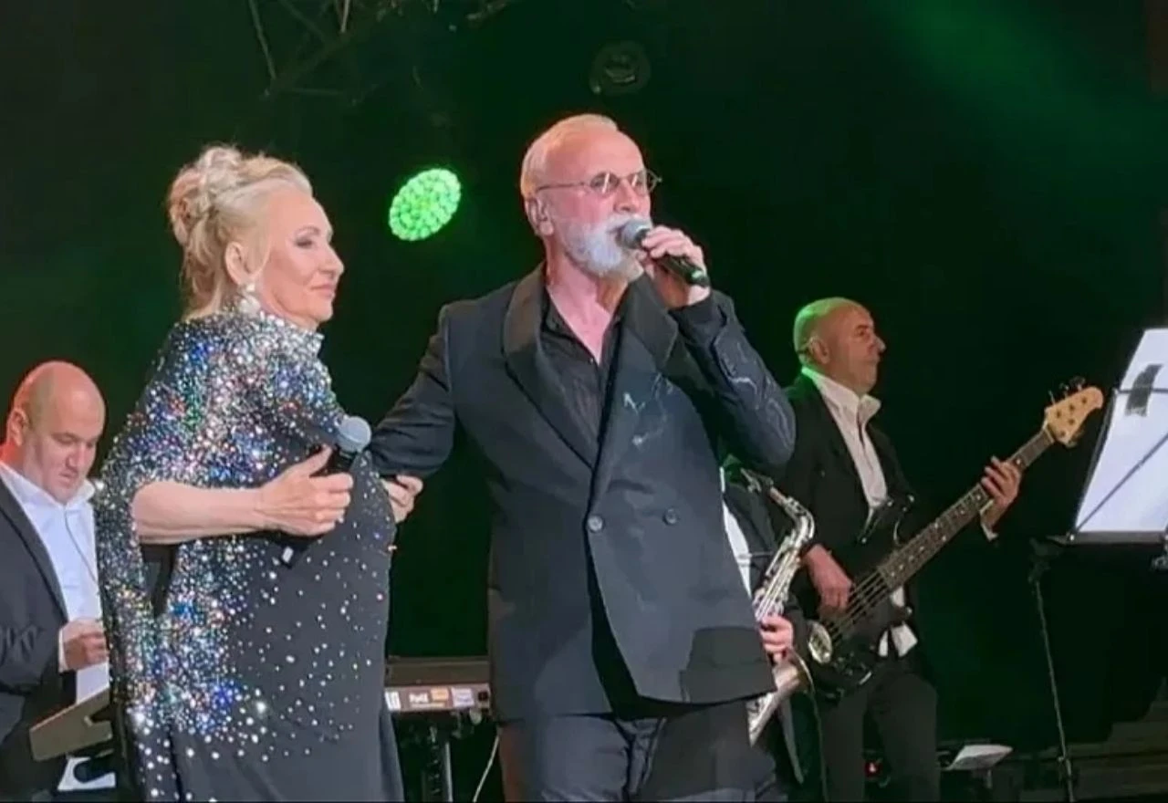 VIDEO | Dino Merlin i Vesna Zmijanac otpjevali "Kad zamirišu jorgovani" u Beogradskoj areni