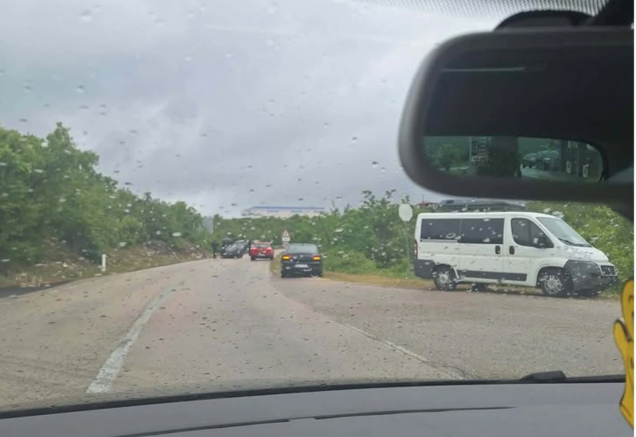 Kod Čitluka Mercedes završio na krovu