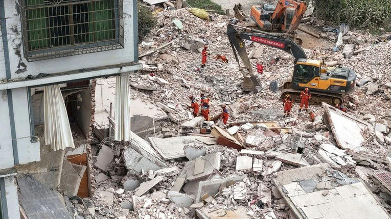 U Kini potres srušio 13 zgrada: Dvoje mrtvih, traga se za nestalima