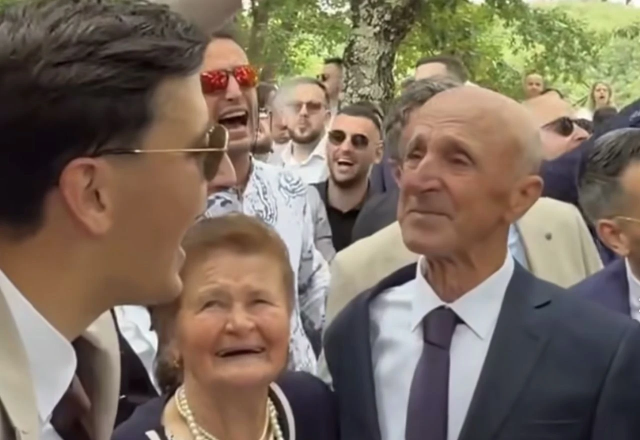 VIDEO | Udavao unuku pa zaplakao: Lucijin djed nije mogao sakriti suze tijekom pjesme "Moj dida i ja"