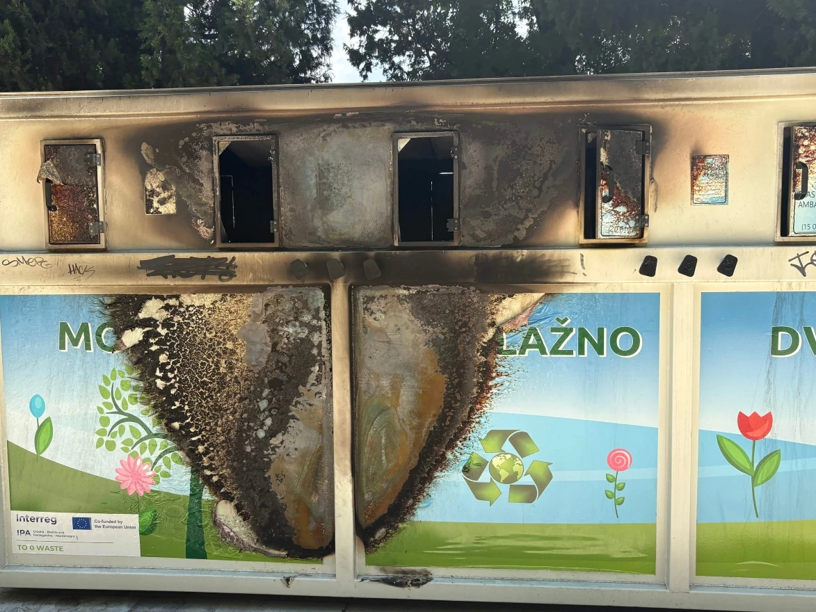 Izgorjelo mobilno reciklažno dvorište na šetalištu