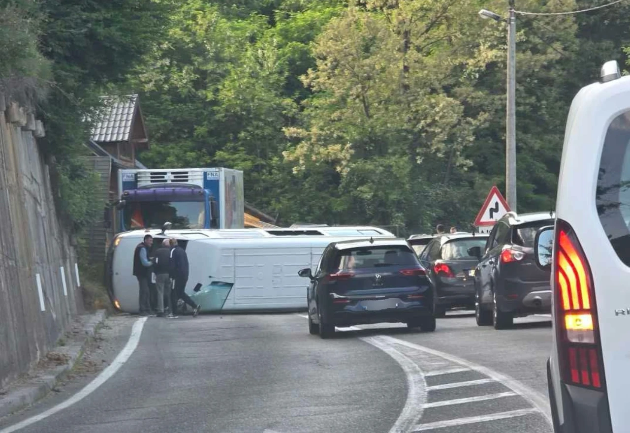 Minibus se prevrnuo u Ostrošcu, promet potpuno obustavljen