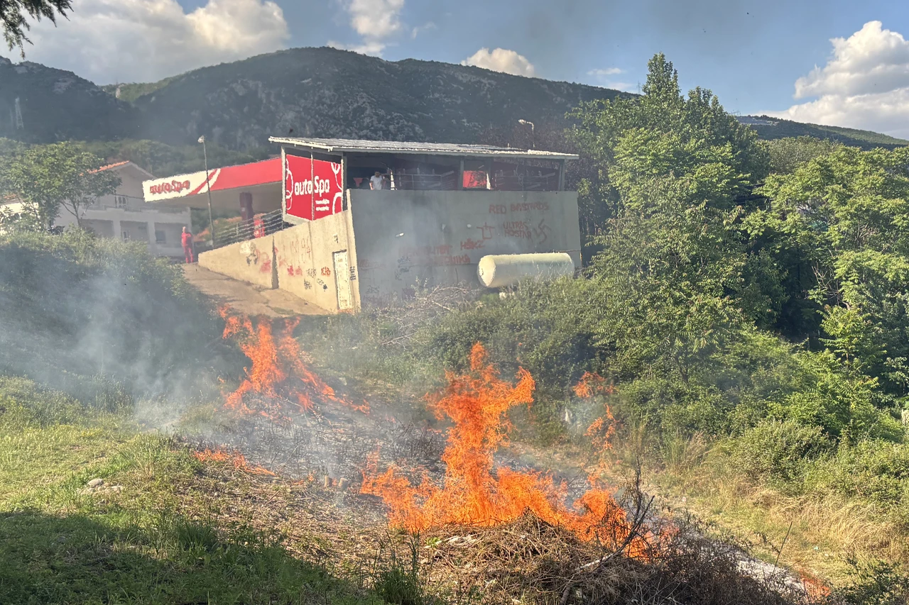 VIDEO | Gorjela trava i nisko raslinje u Bakijinoj Luci