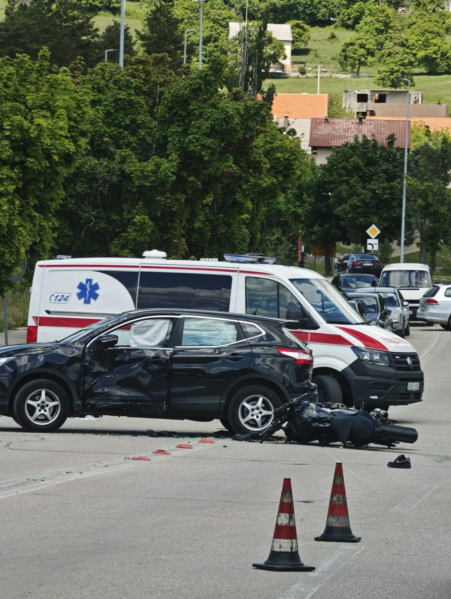 Motociklist teško ozlijeđen u sudaru s automobilom u Livnu