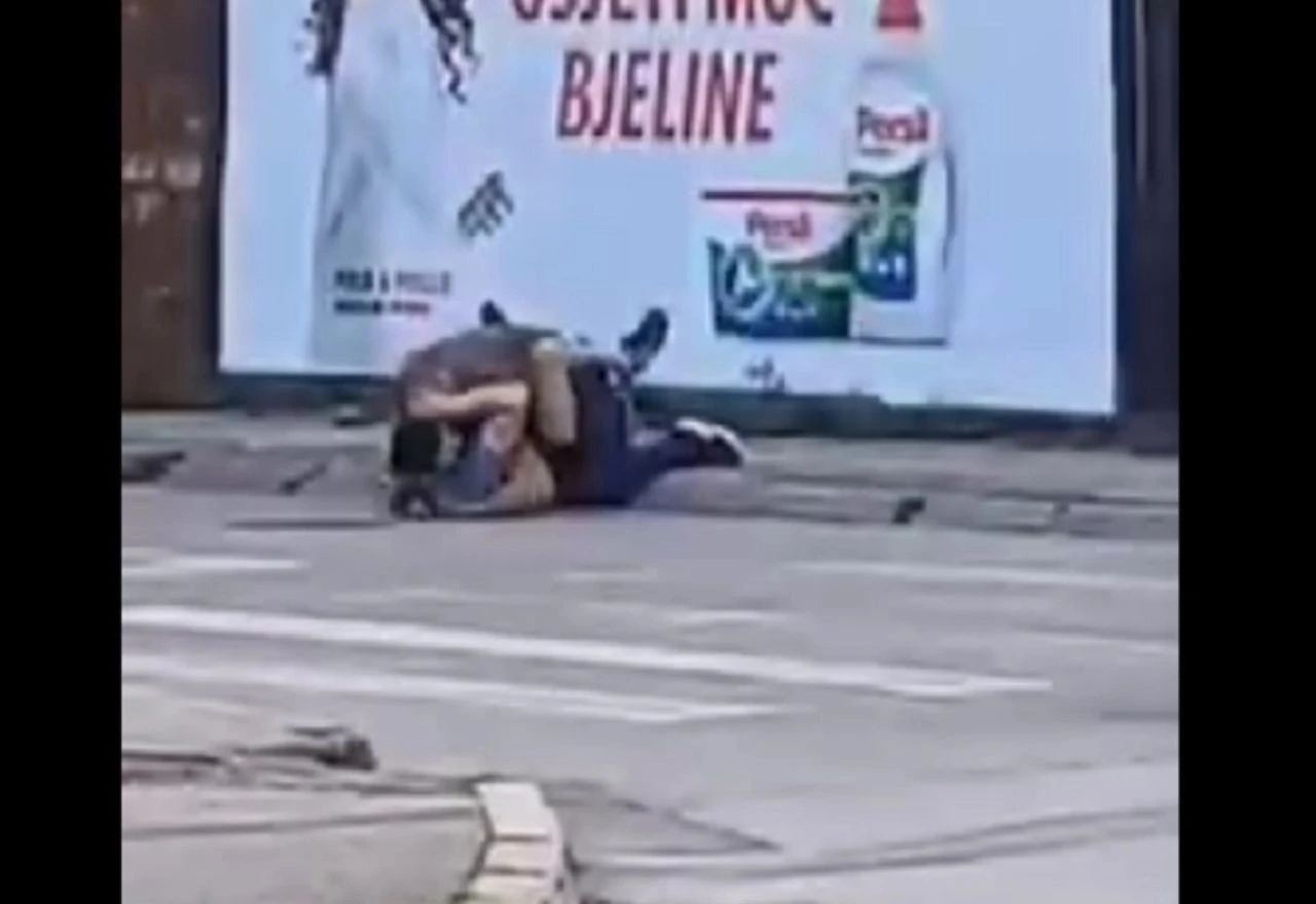 VIDEO | Dvojica muškaraca potukla se usred grada, prolaznici samo prolazili