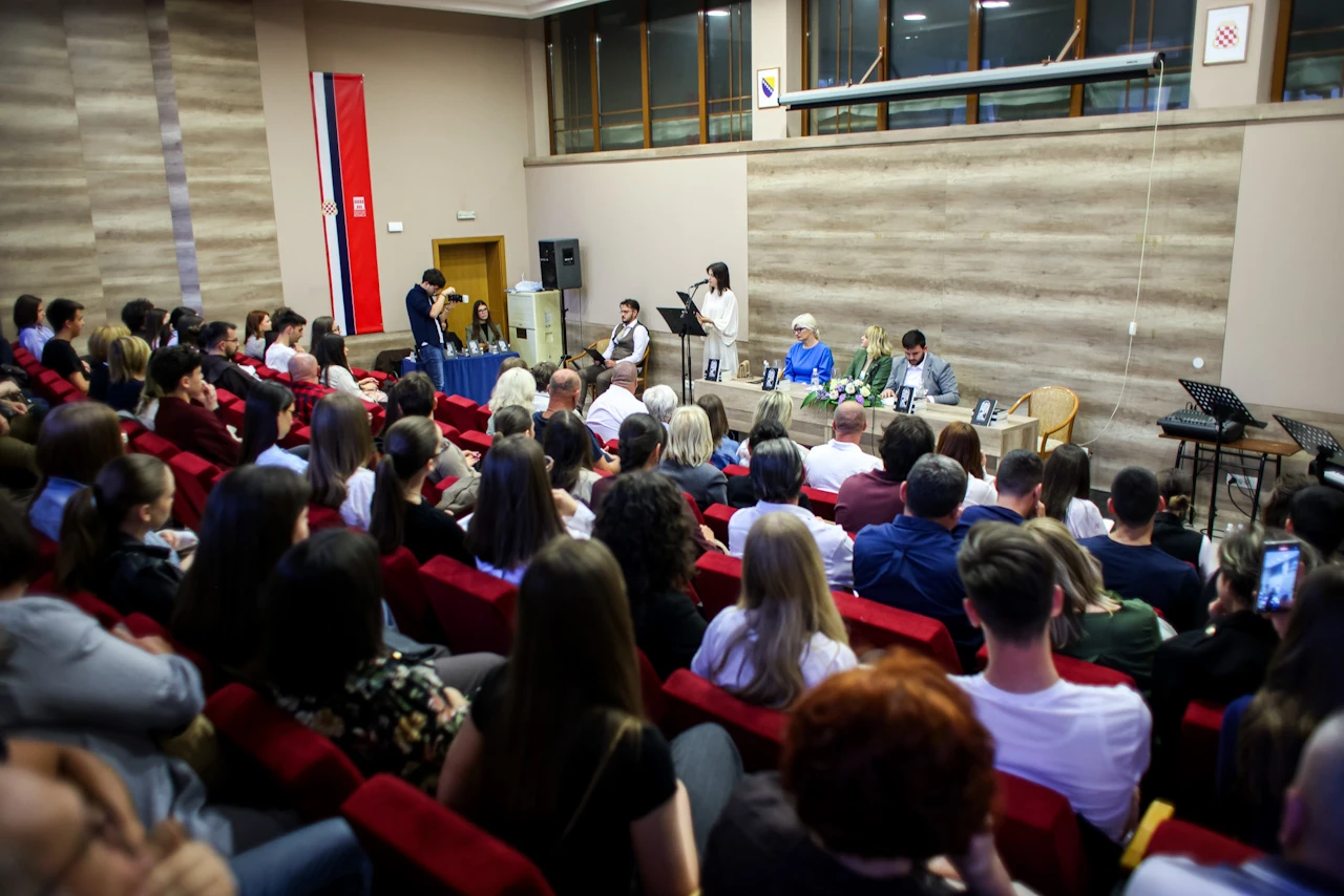 FOTO | U Mostaru predstavljena zbirka "Pjesme grijeha i otkupljenja" Ivana Prskala