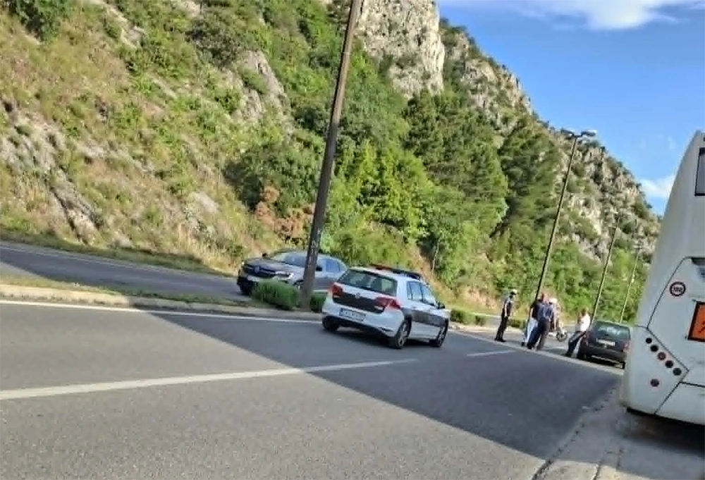 Mostar: Motociklist prevezen u bolnicu nakon sudara na Bulevaru