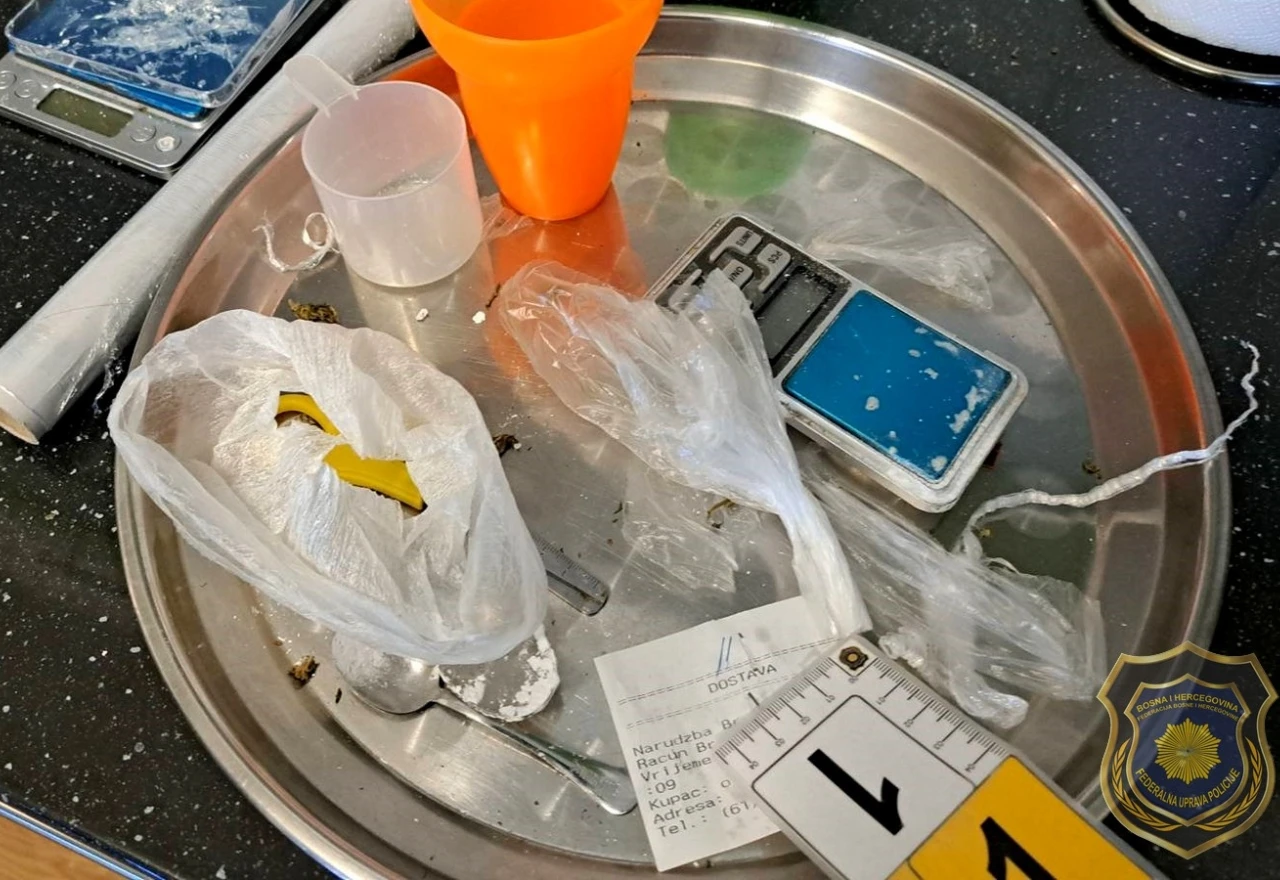FOTO | Pet uhićenih: Oduzeti droga, novac, telefoni i pištolj