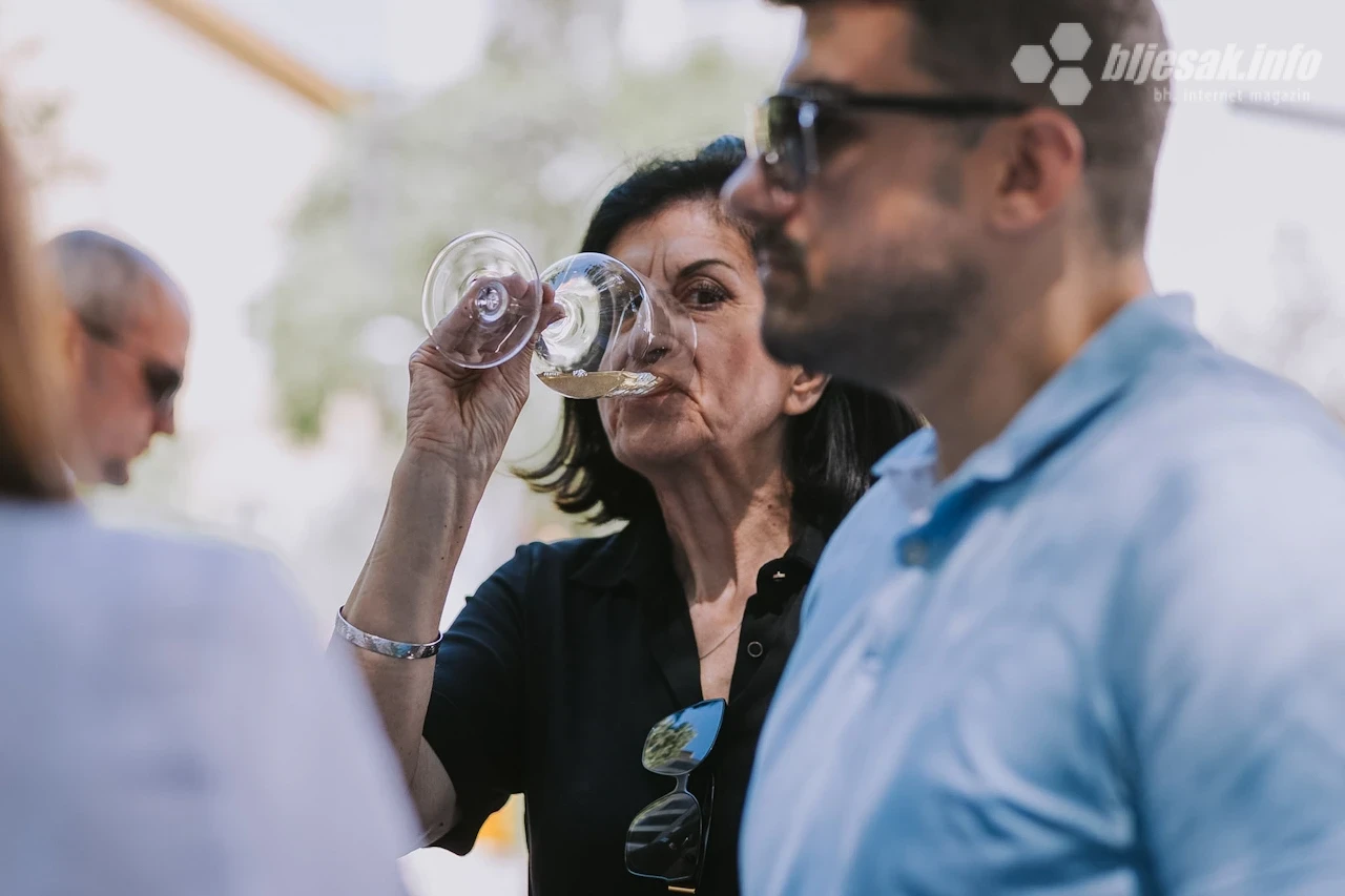 Žena pije vino