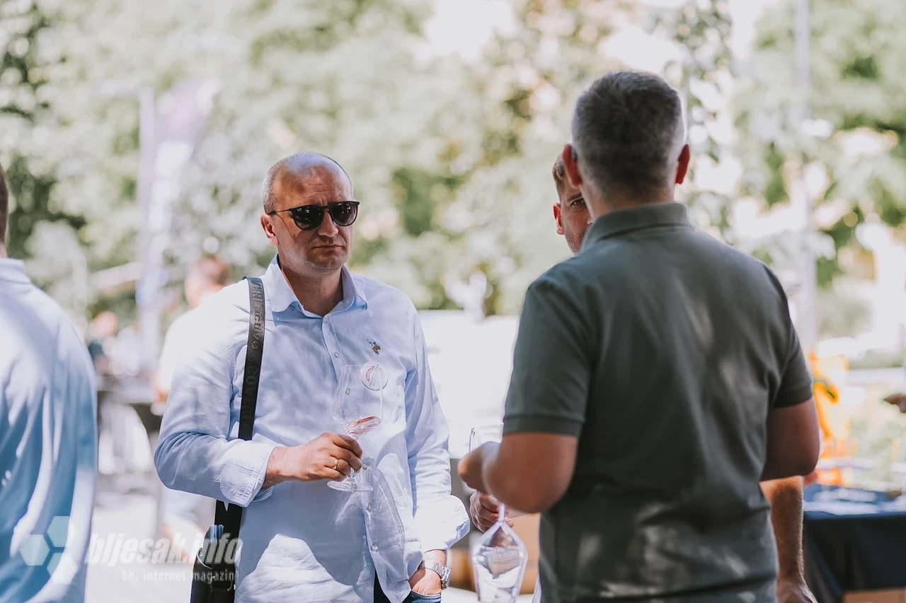 Mostar ove nedjelje posebnim eno-gastronomskim događajem na novouređenoj šetnici u Ulici kralja Petra Krešimira IV slavi Svjetski dan vina.