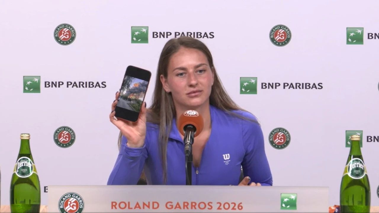 Kostyuk na pressici novinarima pokazala sliku zgrade njenih roditelja u požaru
