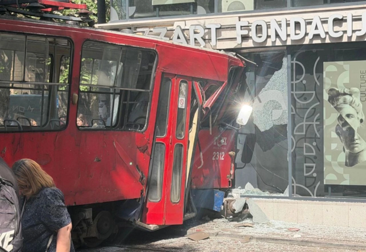 Tramvaj iskočio iz tračnica i udario u zgradu, ima ozlijeđenih