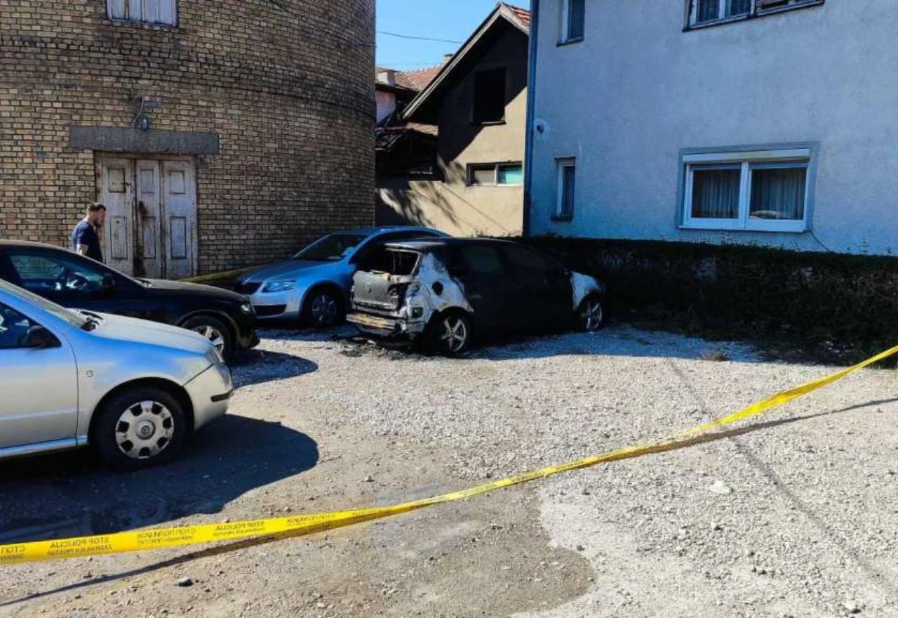 Gorio automobil u krugu Vatrogasnog doma u Brčkom, oštećena još tri vozila