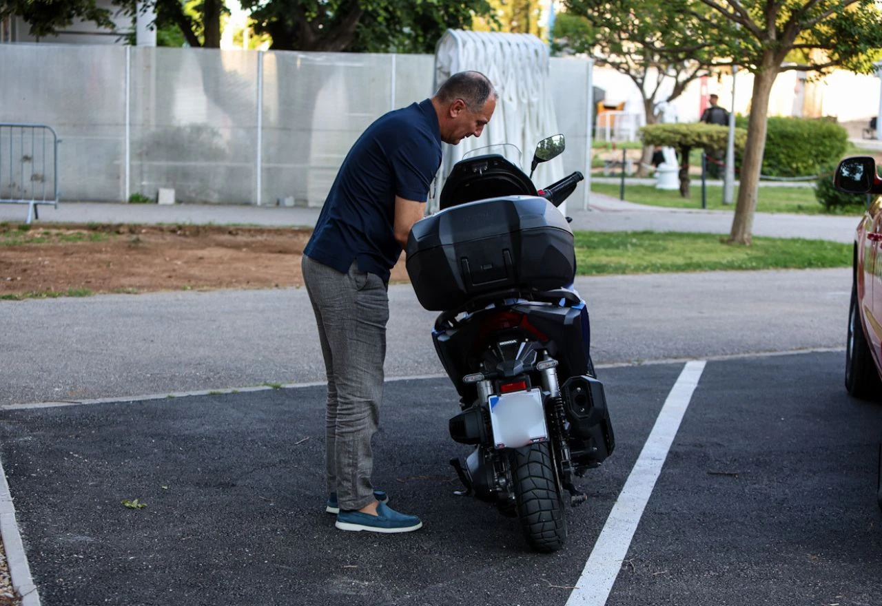 FOTO | Štimac na mostarski derbi stigao skuterom
