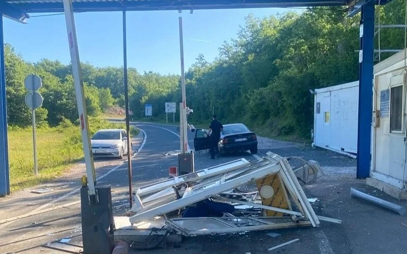 Vozilom pokosio kontrolnu kućicu, promet preko Aržana i dalje obustavljen