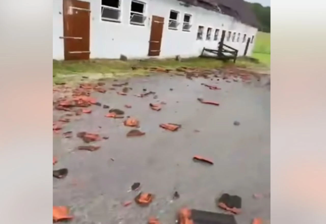 VIDEO | Snažno nevrijeme pogodilo Sloveniju, vjetar nosio krovove i rušio stabla