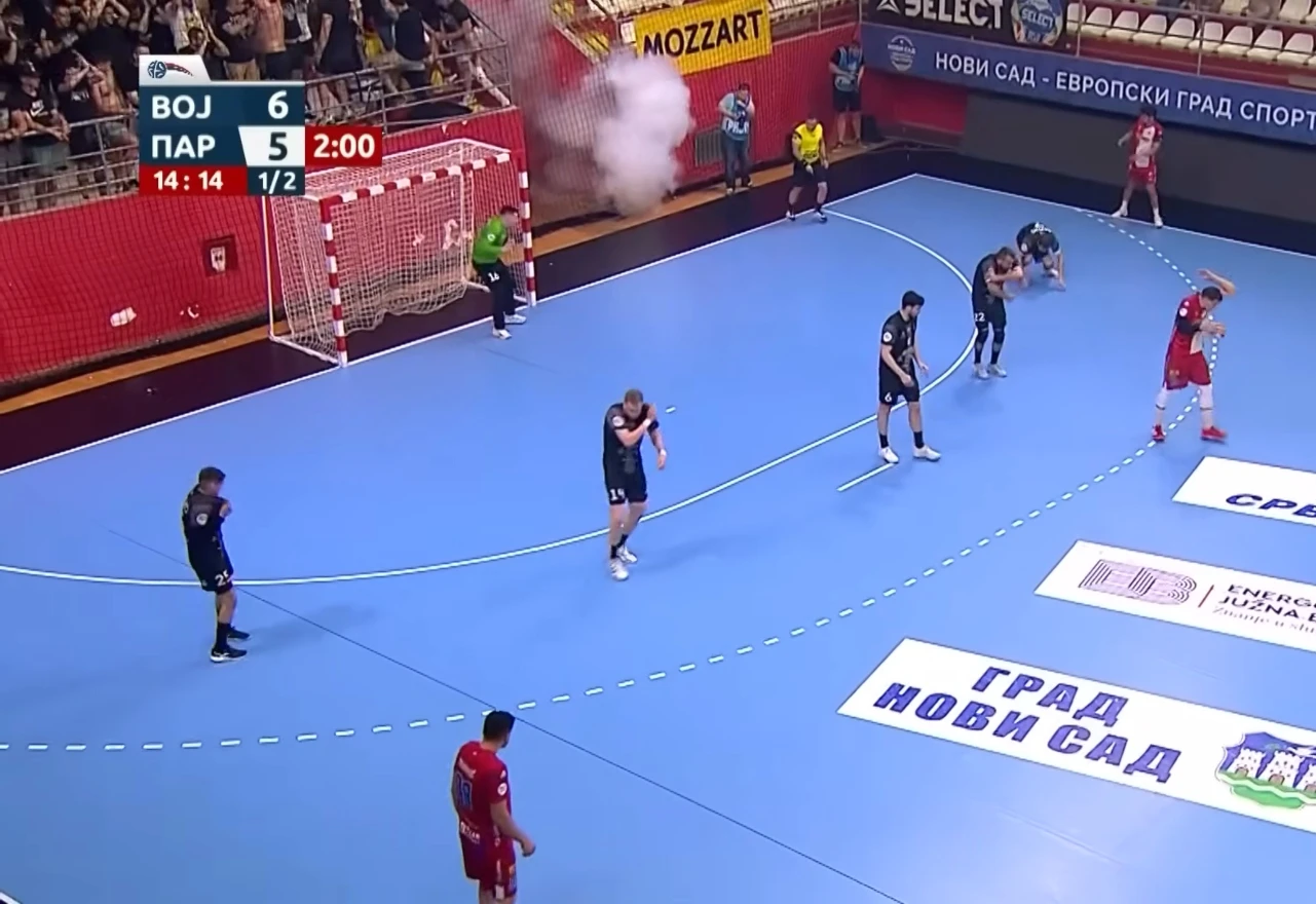 VIDEO | Divljanje navijača na tribinama, ozlijeđen hrvatski rukometaš