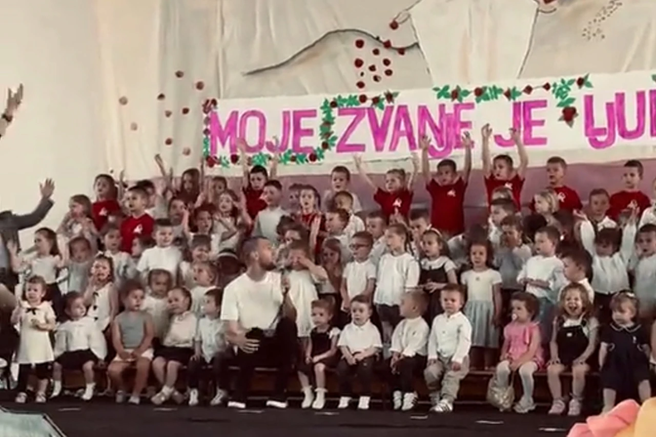 VIDEO | Poslušajte kako cijeli vrtić pjeva, kako ljubav prenosi...