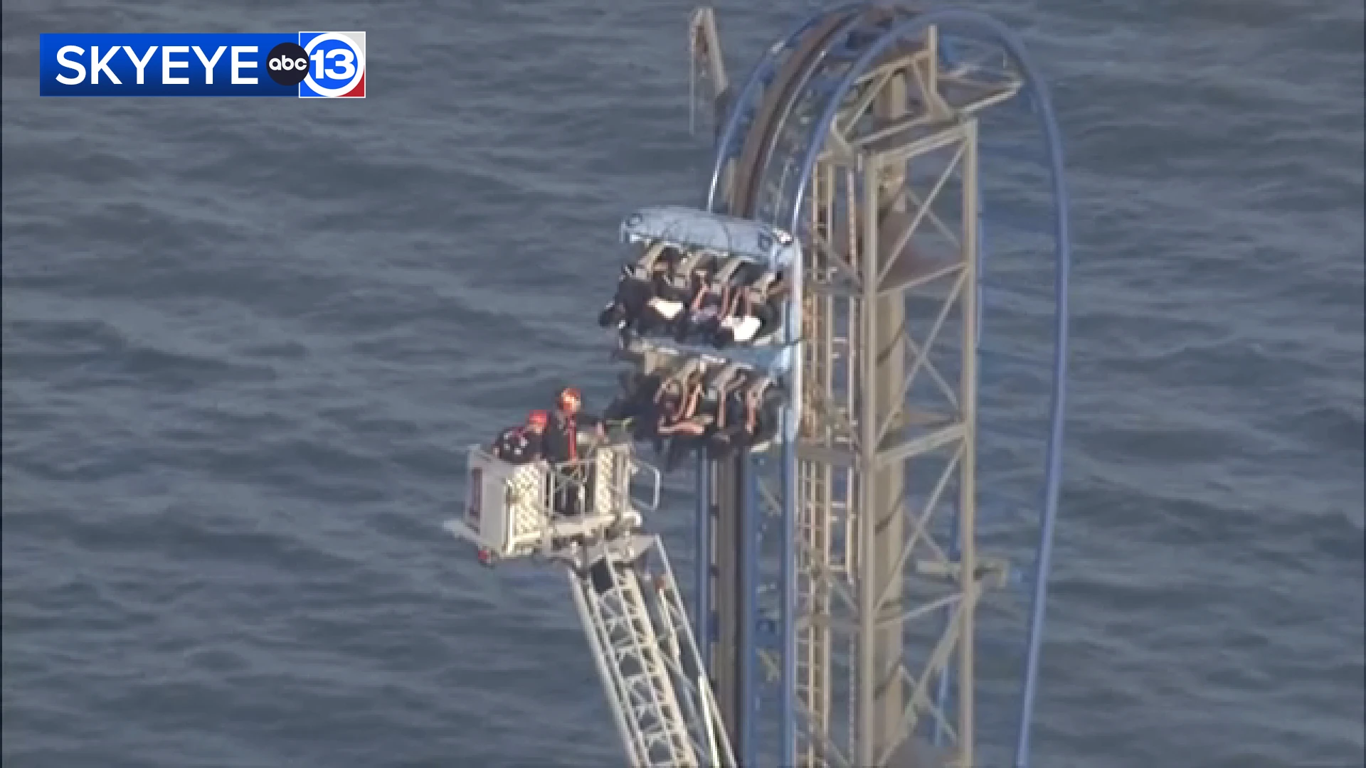 VIDEO | Pogledajte dramatično spašavanje učenika s roller coastera visokog 30 metara
