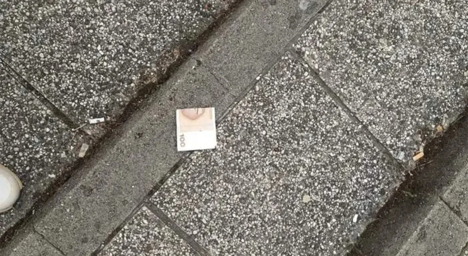 Na parkingu pronašao svežanj novčanica od 100 KM pa pokazao što znači poštenje