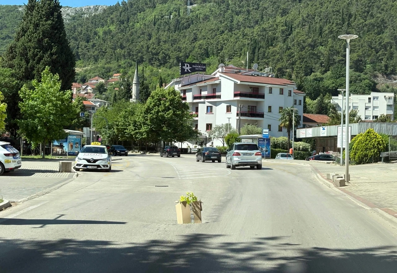 Propala cesta kod Hotela Radobolja: Rupa označena kartonom i granom