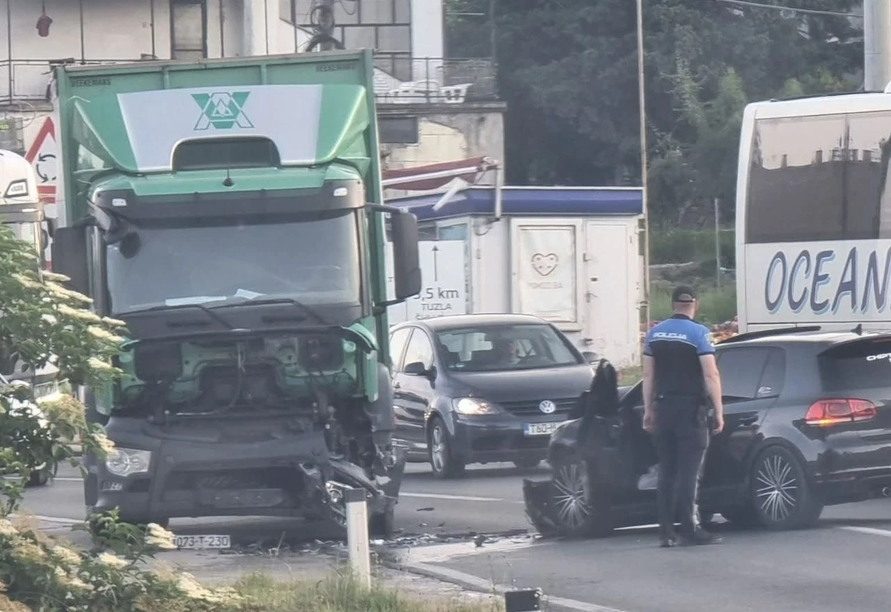 Više osoba ozlijeđeno u prometnoj nesreći kod Tuzle