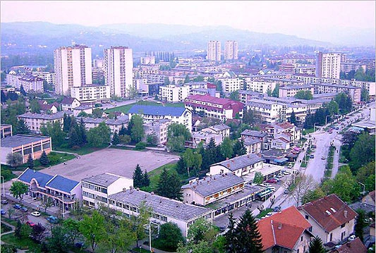 Doboj: Policajci spriječili muškarca da skoči s četvrtog kata