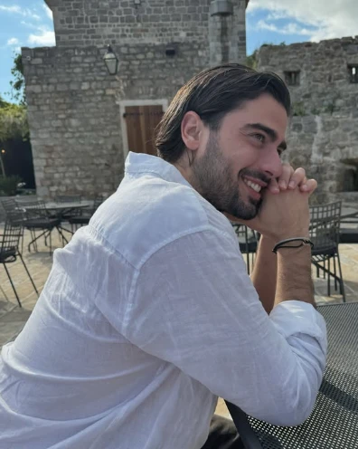 Šime Elez u izlasku sa zanosnom brinetom