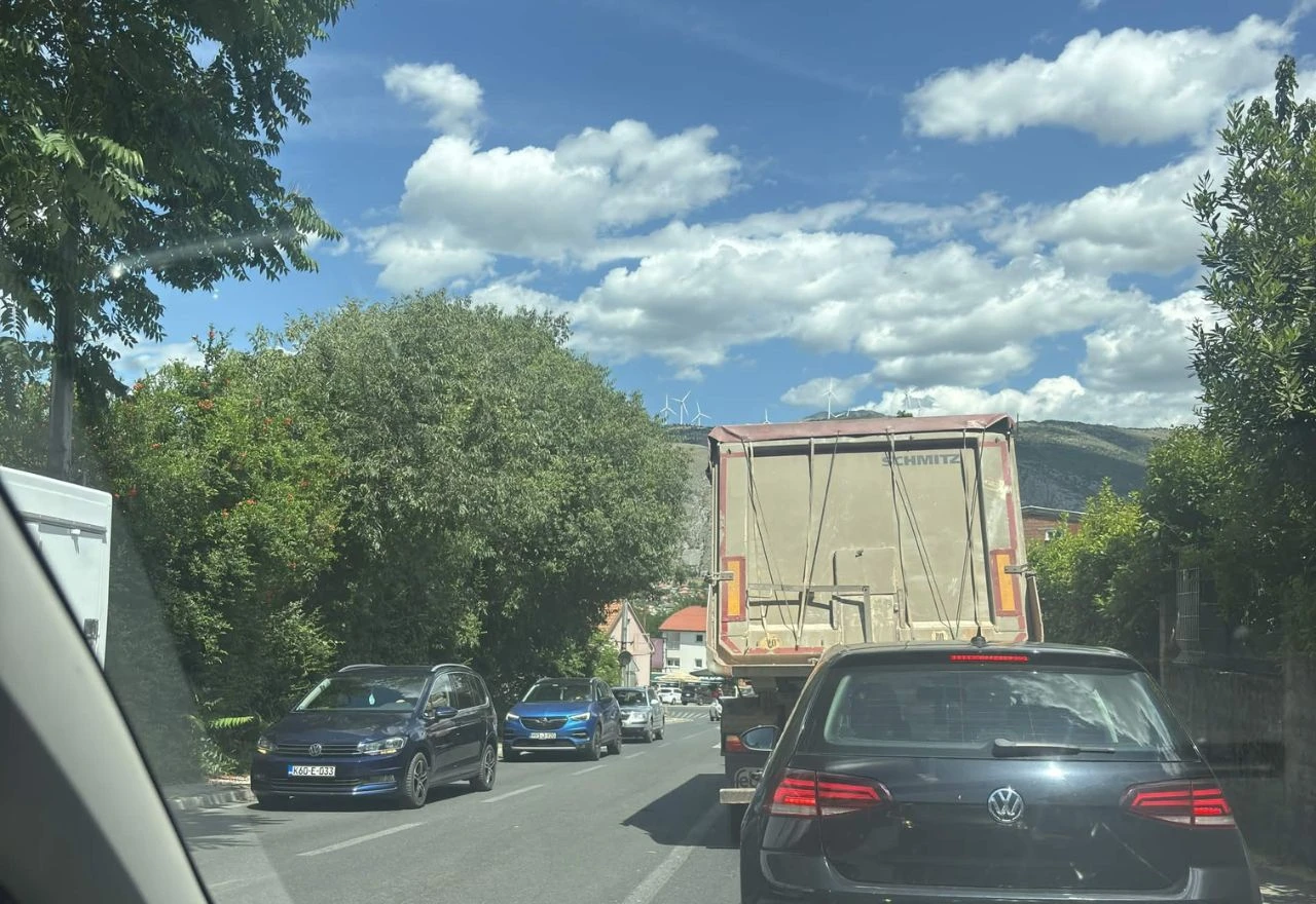 Kamion ostao u kvaru na ulazu u Mostar, promet usporen