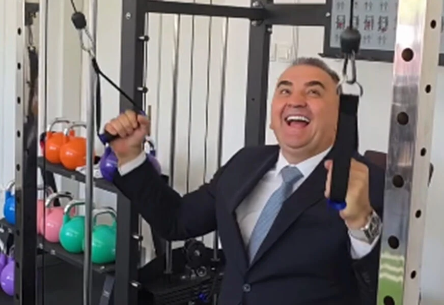 Premijer RS-a pokazao kako "kao od šale" diže 100 kilograma u mrtvom dizanju