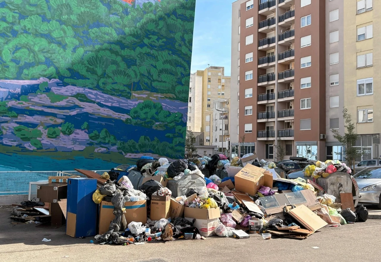 Gomila smeća ispod ekološkog murala u Centru 2