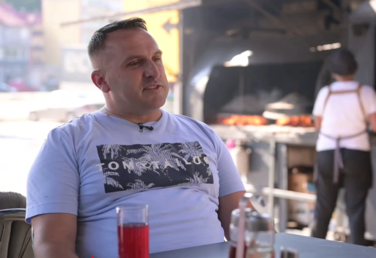 VIDEO | Vlasnik jablaničke buregdžinice koji stoji iza viralnog natpisa: "Ne galamite na radnike, i mi smo ljudska bića"