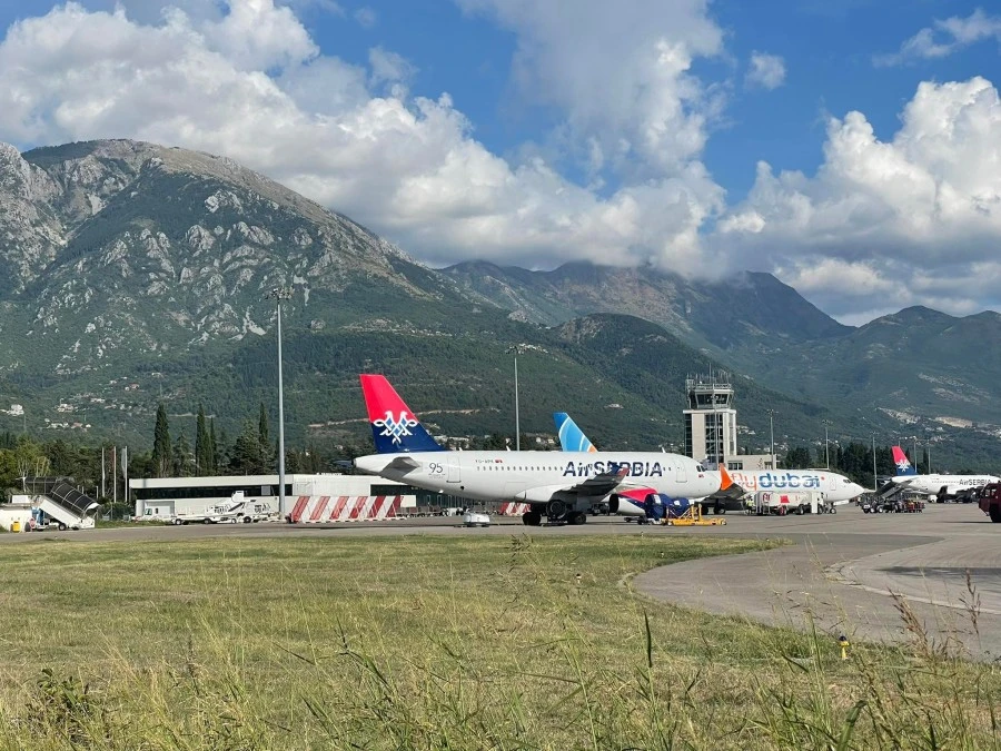 Zrakoplov iz Srbije ne može u Crnu Goru: Na letu mahom imaju kriminalne dosijee – Došli čuvati Vučića