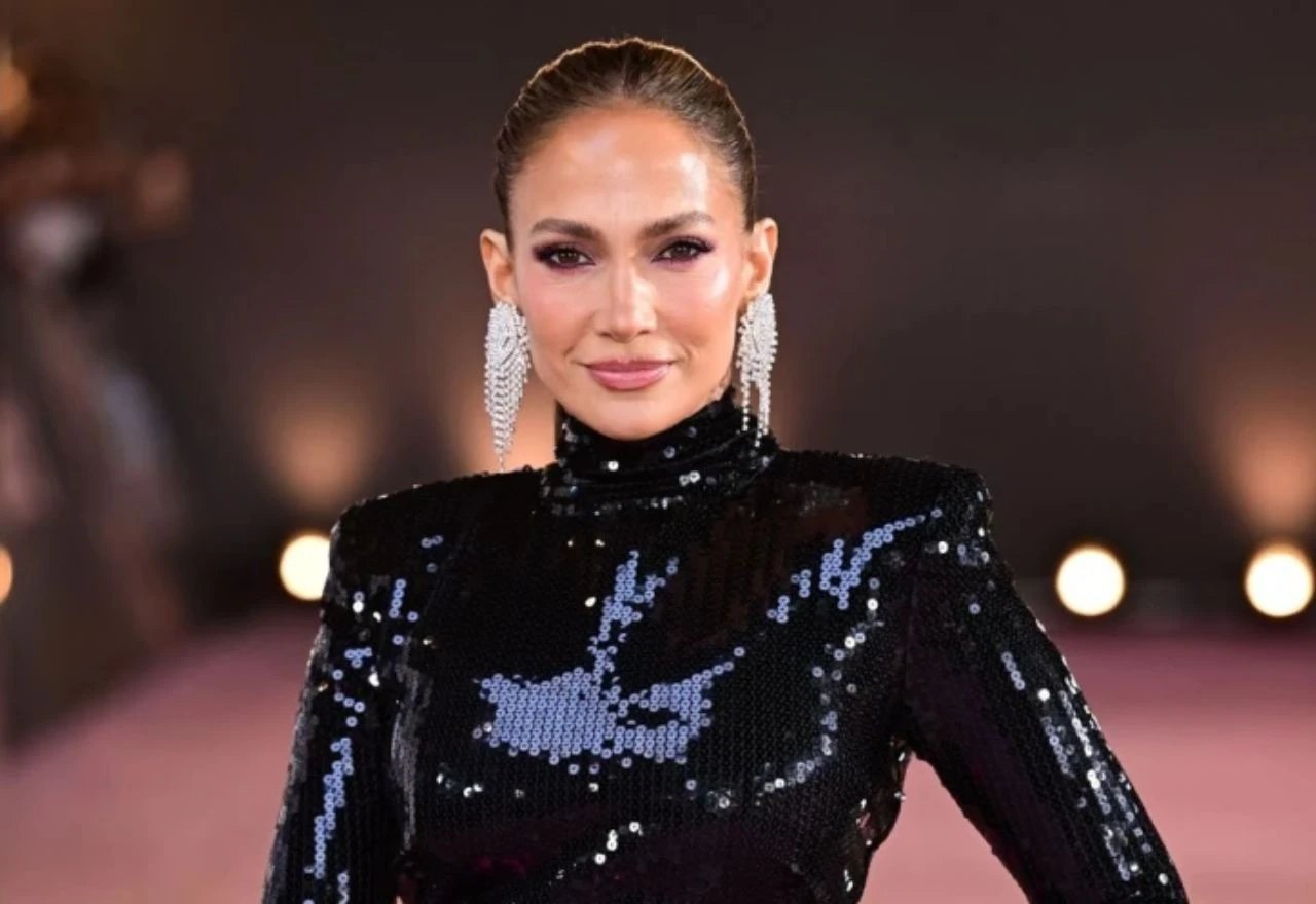 Kad se pojavi Jennifer Lopez, sve staje: U haljini s ružičastim detaljem zasjenila ostale