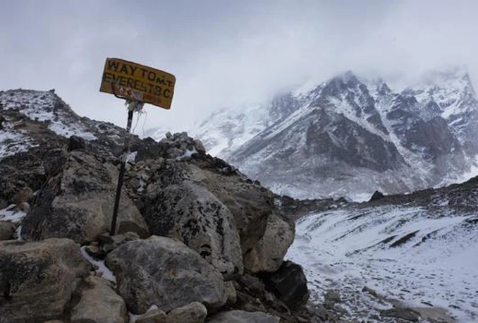 Pronađen živ nakon što je šest dana bio izgubljen na Mount Everestu