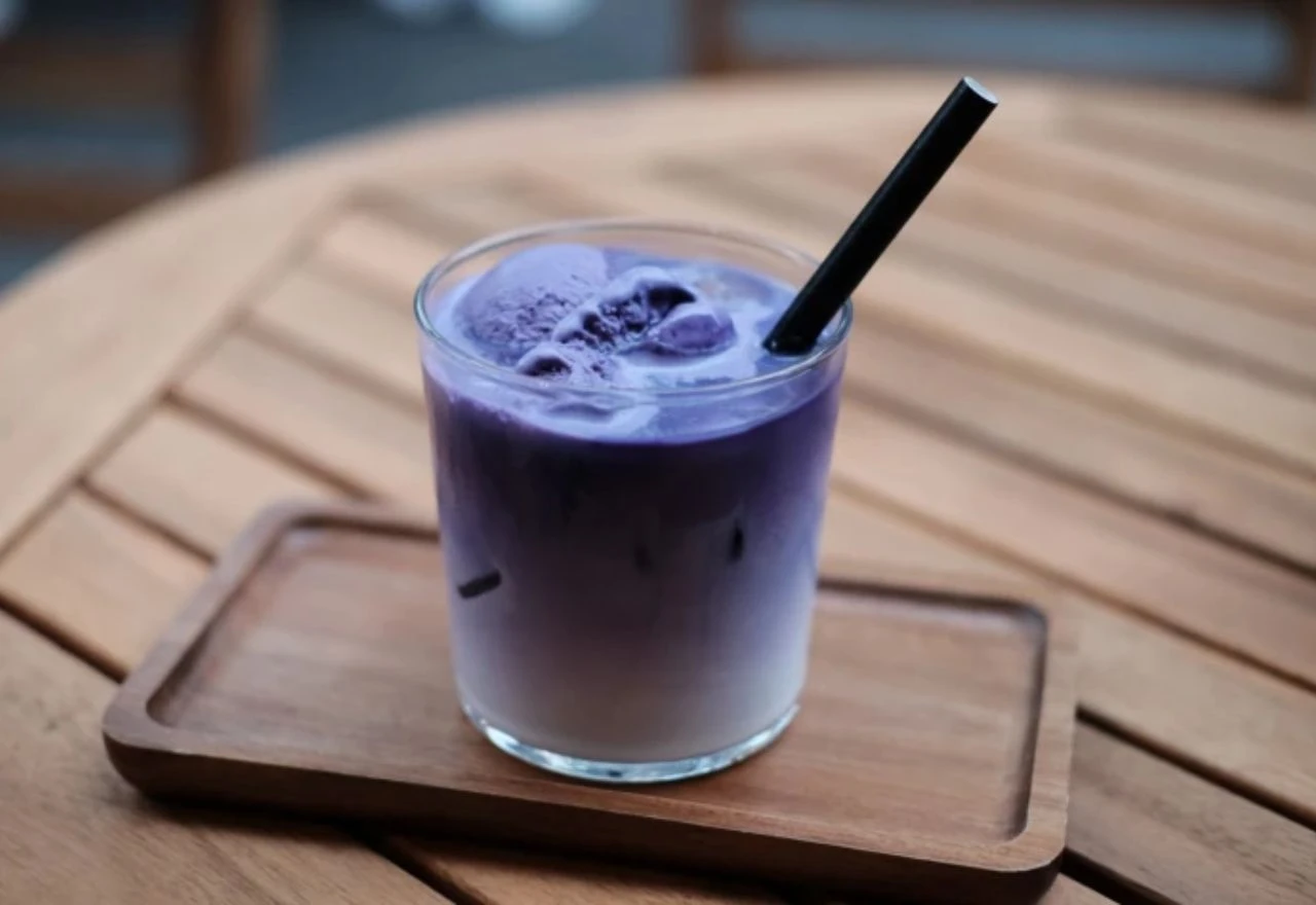 TikTok ga obožava: Kako kod kuće napraviti viralni ube latte u samo nekoliko minuta?
