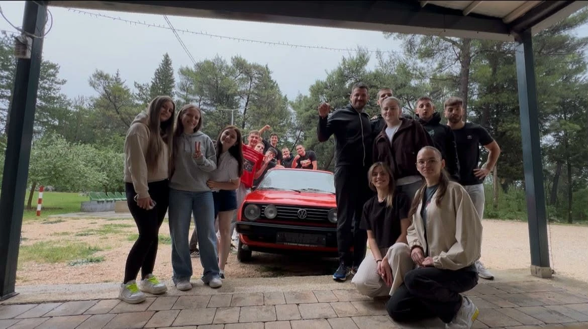 Maturanti iz Čitluka razredniku ispunili dugogodišnju želju i poklonili mu Golf 2