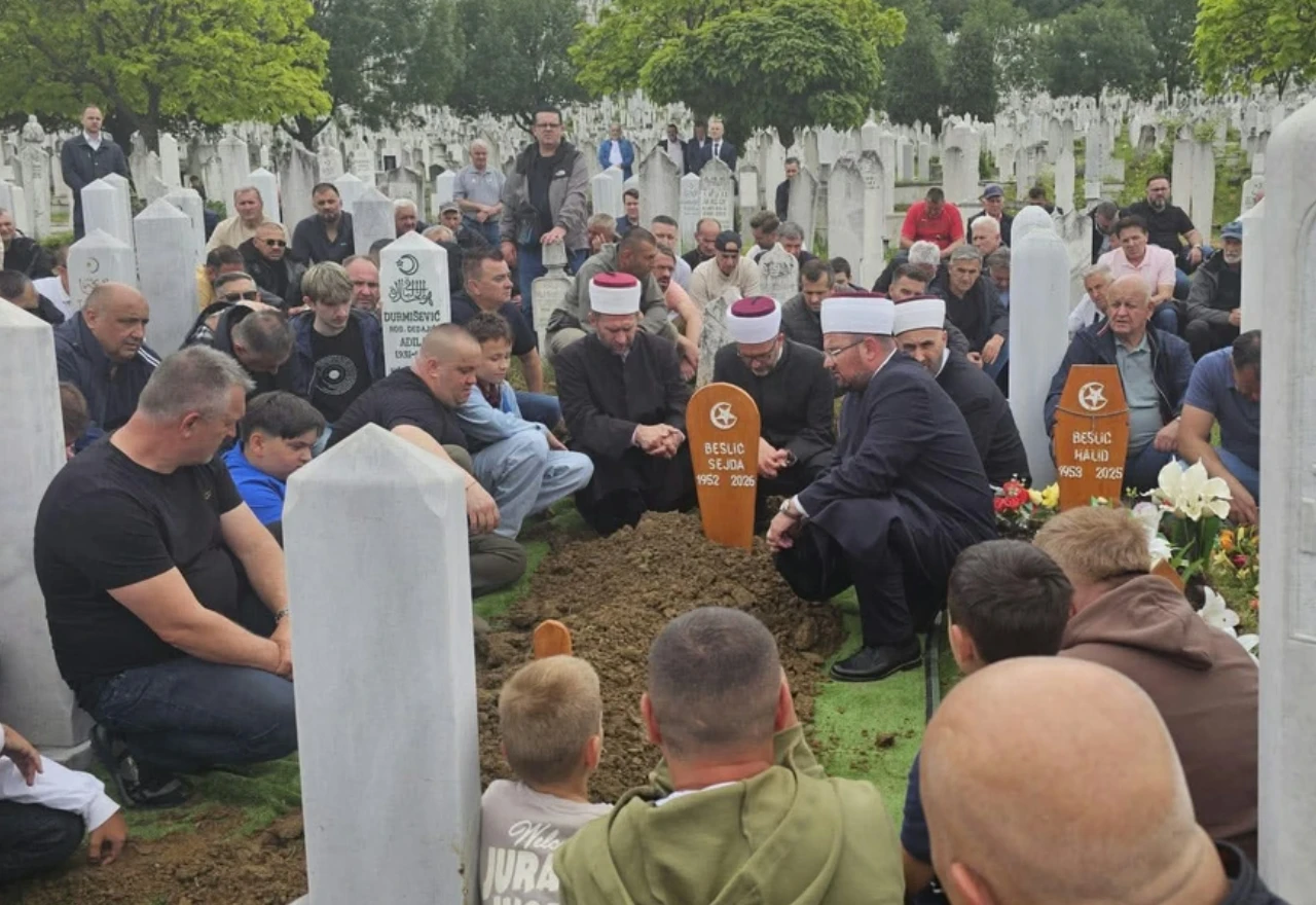 FOTO | Posljednji ispraćaj Sejde Bešlić: Pokopana pored Halida