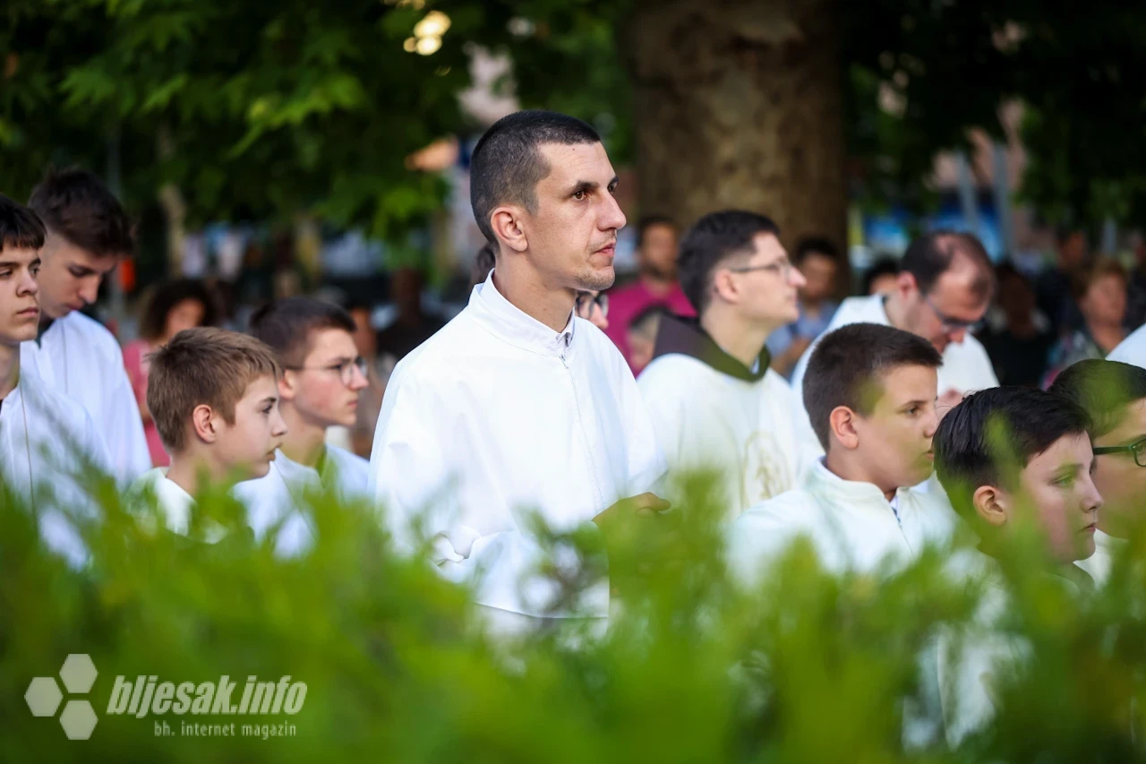 Mostar je svečano proslavio svetkovinu Tijelova svetom misom i velikom procesijom kroz grad.