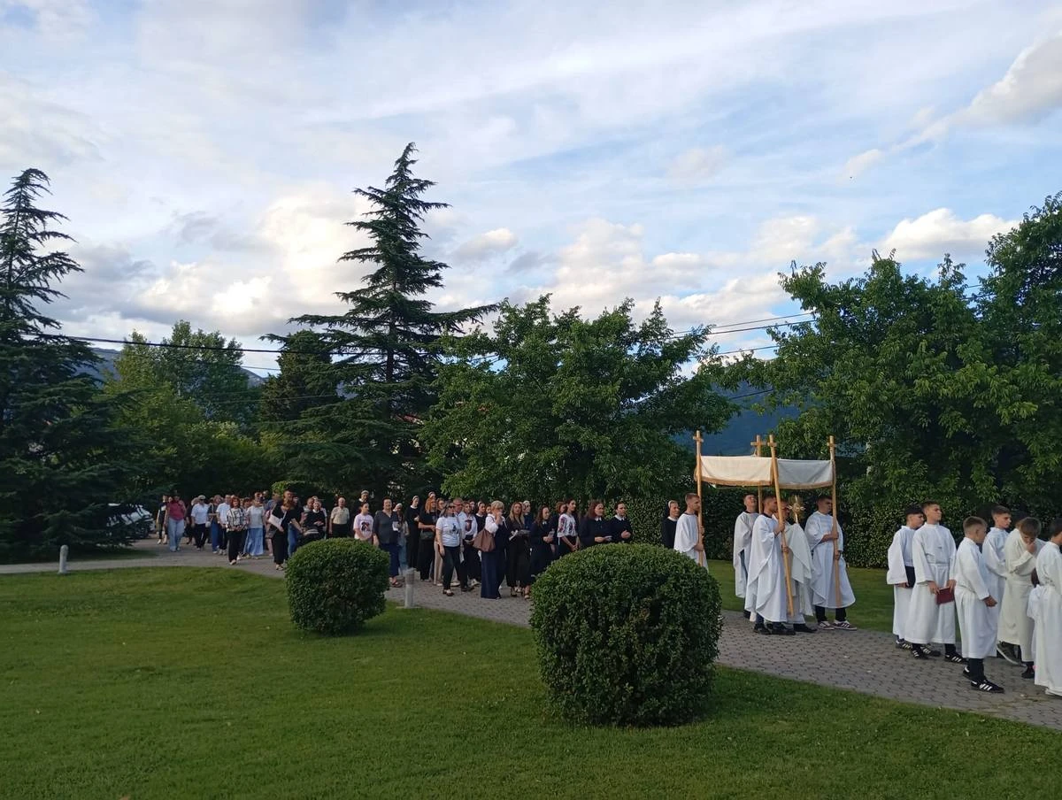 Bijelo Polje procesijom i blagoslovom na četiri strane svijeta svečano proslavilo Tijelovo