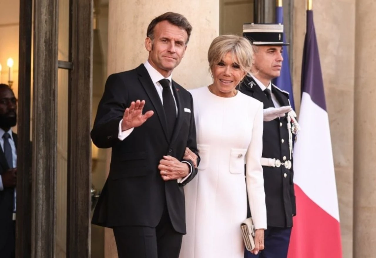 Sofisticirana modna kombinacija savršeno je naglasila siluetu Brigitte Macron
